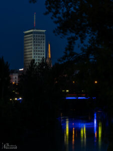 Rindturm und Südturm mit Himmelsleiter über den Donaukanal betrachtet