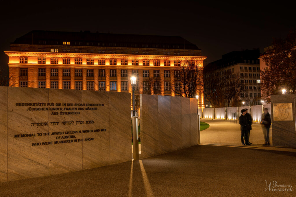 Eingang der Shoah-Gedenkstätte im Ostarrichepark (9. Bezirk, Otto-Wagner-Platz)