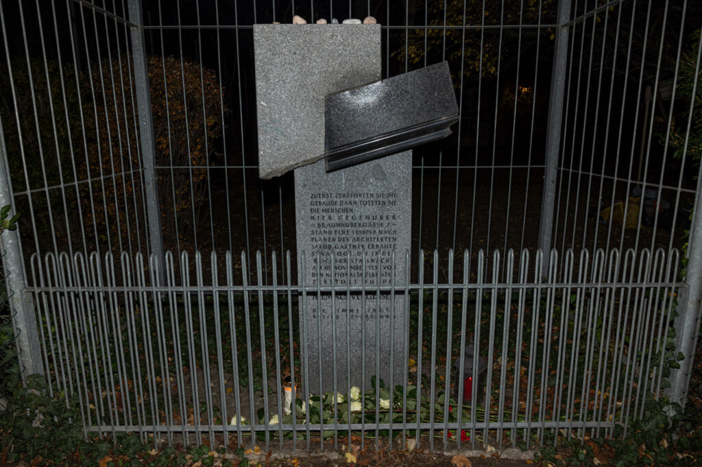Das Mahnmal zum Gedenken an die Simmeringer Synagoge (Ecke Braunhubergasse/Hugogasse)